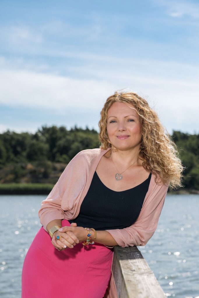 Julija KOndovska vid vattnet erbjuder Sorgbearbetning och Coaching åt kvinnor i Kungälv, Göteborg och Online